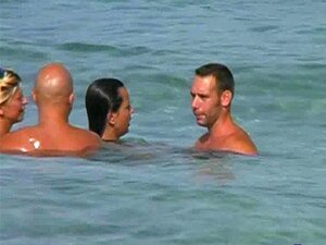 Échange de partenaires sur la plage