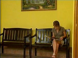 Plaisant à Virginia dans la salle d'attente. Quand tu attends de