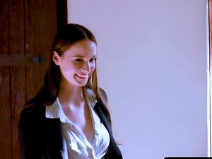 TEMPS ADULTE - La Ménagère Nymphomane Alison Rey Se Sert La Chatte