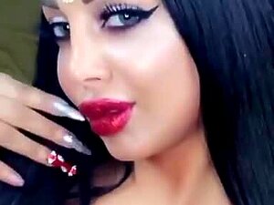 Arabe Rola Yammout tire maintenant pour le meilleur maquillage