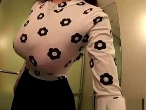 Une asiatique aux gros seins pose ses seins naturels