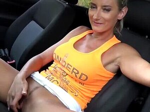 Un randonneur trouve un cul pendant à l'extérieur de la voiture -