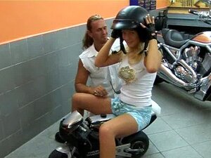 La mignonne moto Samantha se fait baiser ses gros seins