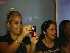 Des filles en chaleur célèbrent leur 21e anniversaire