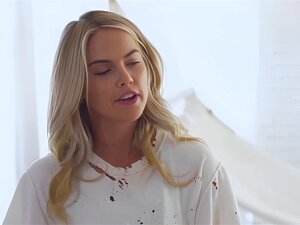 La séduisante bombe blonde Rachel Harris peint avec passion les