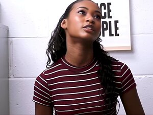 Un vieux garde pervers oblige une mignonne noire à sucer son jock -