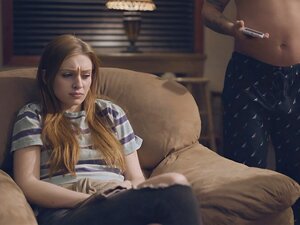 La belle-famille perverse accueille Maya avec une bite et une chatte