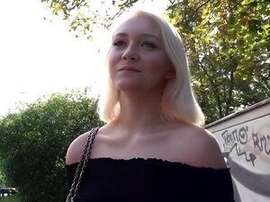 Un agent trompe une salope aux grosses fesses et la baise en plein air