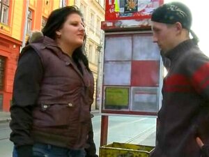 Une BBW ramasse et satisfait un mec frais