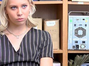 Une blonde mignonne se déchaîne dans le magasin endommageant