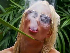 La blonde européenne Puma Swede se masturbe et jouit au bord de la