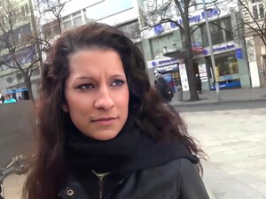 Regarde HUNT4K. Une petite nana fraîche accepte de devenir une salope