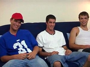 Sexe masculin avec un mec nu et baise au bureau gay. Même si Danny