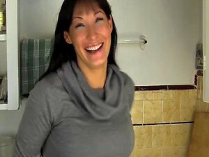 Maman chaude baise un comptoir de cuisine