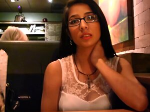 Les gros seins de Megan découverts en Public en Solo