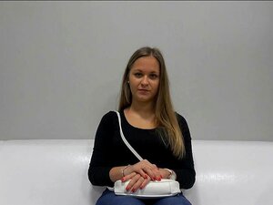 Petite fille aux gros seins avec une chatte extrêmement fraîche