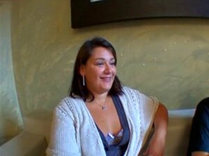 Une brune a des gros nichons qui veut se faire baiser immédiatement