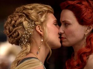 Viva Bianca et Lucy Lawless - Spartacus s1e02