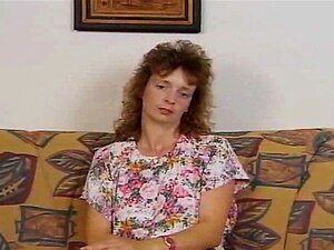 Femme timide se déshabille et suce !. La femme timide se déshabille