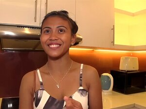 Bonne à tout faire asiatique avec des tétons gonflés imprégnés