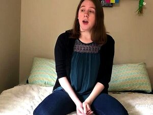 Une mignonne fille amateur timide jouit avec sa baguette magique