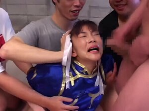 Une nana japonaise en cosplay de Chun-Li se fait tripoter dans un
