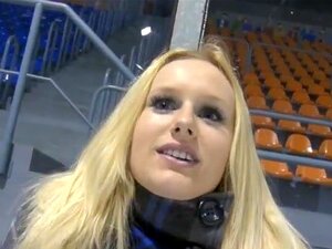 Angel Wicky se fait défoncer le cul pour quelques dollars. Le mec