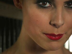 Laissez-vous séduire par les charmes captivants de Lena sous la