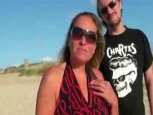Mature française baisée en gang sur la plage