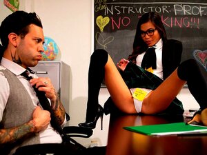 La mince asiatique Vina Sky se fait baiser par un prof en chaleur