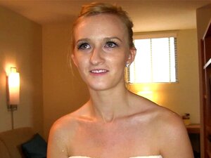 La vraie fille d'à côté est humiliée et baisée durement. La vraie