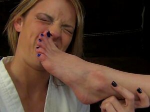 Bella gagne sa ceinture blanche (adoration des pieds)