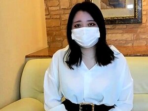 Une femme de la police séduit un nouveau mec pour une baise sale en