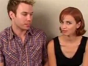 La mignonne rousse Evelyn suce pour les courses