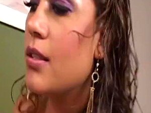 Regardez cette chaude MILF aux gros seins satisfaire ses envies de