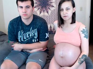 Petite enceinte fraîche avec son copain sur webcam