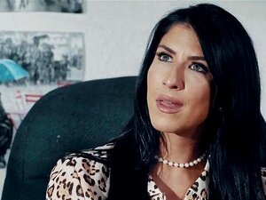 MILF lesbienne se fait doigter et lécher la chatte par une mignonne