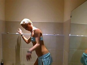 Boire de la pisse avec des hos fétichistes. Boire de la pise avec des