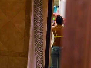 La belle-mère chaude suce une grosse bite avec une femme de ménage