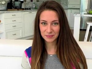 La mignonne salope Cassidy se fait sucer et baiser gratuitement quand
