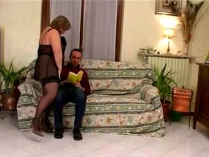 Une mature bien en chair chevauche une bite. Une mature bien en chair