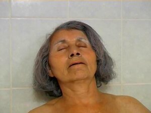 OmaPasS Extra Vieille Mamie Poilue Jouant avec Sa Chatte