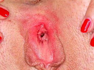 La douce tchèque sexy écarte sa chatte étroite jusqu'à l'extrême