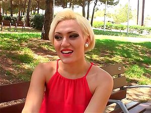 Petite coquine à gros seins crie en anal