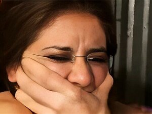 Sweet Girl piégée dans une partouze brutale