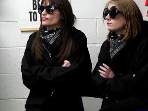 Deux mignonnes surprises en train de déconner et d'essayer de voler