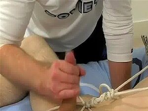 Hommes nus Le pauvre Britannique Benji Looms se transforme en vraie