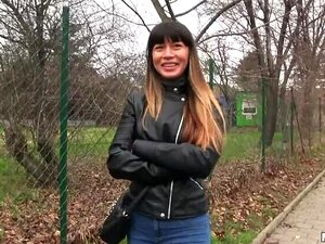 Vivez une rencontre inoubliable avec une séduisante MILF russe dans