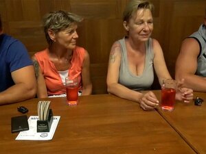 Belle grand-mère suçant une bite fraîche. Slim Ivana est pleine de