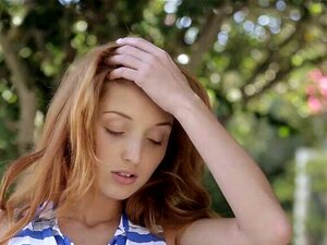 Cunnilingus et baise. Une jolie nana donne du rodéo sur une queue